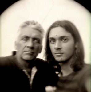 Tribu (pare i fill), còpia fotogràfica bromur de plata da negatiu 6x6 cm., 2015.